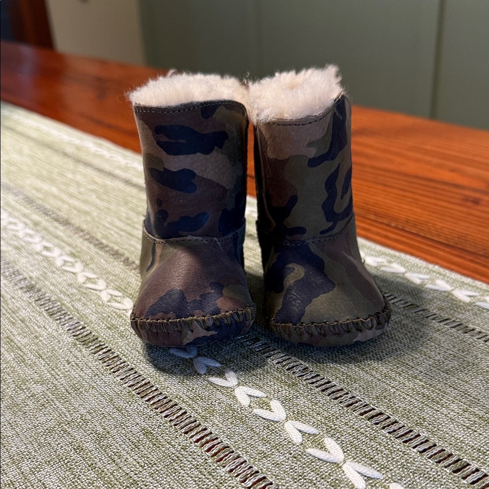 UGG NWOT Camouflage Camo Baby Winter Booties with Fur Lining -Size 0/1